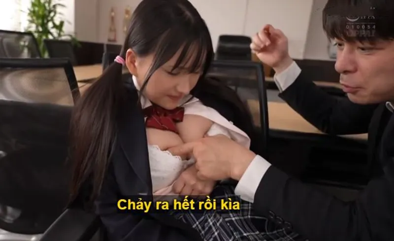 Trong suốt 3 năm, thầy giáo rèn luyện cô học trò ngực đẹp thành "hũ đựng tinh".